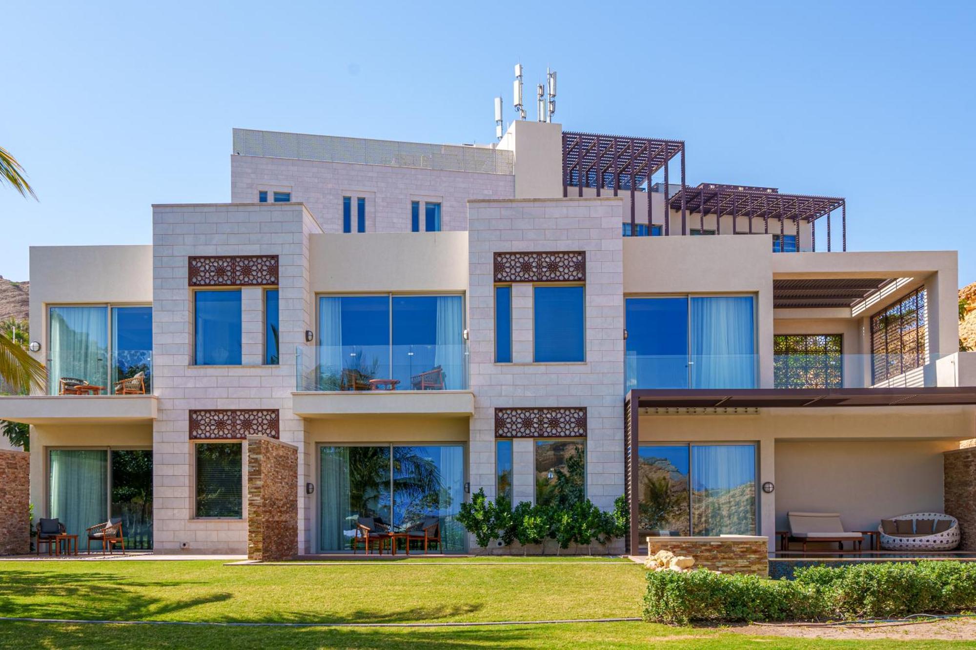 Villa sull’Oceano con 4 Camere da Letto, Giardino e Piscina